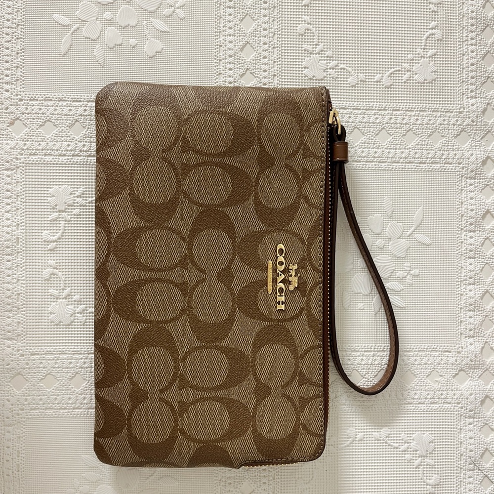 corner zip coach wristlet